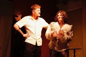 Siegfried (Gabriel Wassermann) und Alberich (Mia Becker).