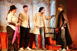 Wie überlistet man Brunhild? Es beratschlagen Baumhild (Anastasia Volz), Siegfried (Gabriel Wassermann), König Gunther (Daniele Fazio) und Hagen von Tronje (Constantin Müller).
