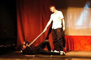 Siegfried (Gabriel Wassermann) bezwingt zunächst Hagen von Tronje (Constantin Müller), bevor er selbst getötet wird.