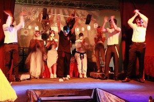 Gewichtheberszene im Zirkus Yokohama